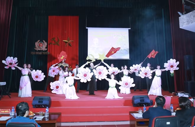 Các đội thi tham gia tranh tài với nhiều phần thi đặc sắc...