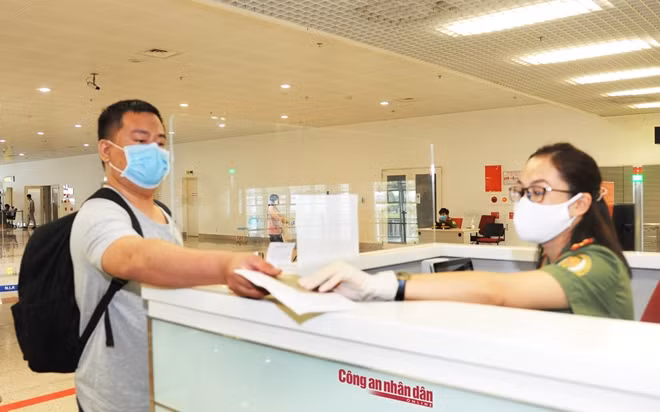 Trong khi đó, số CSCS tiếp xúc với hành khách dạng F2, F3 khá nhiều. Bởi thế, việc đảm bảo an toàn cho cán bộ chiến sỹ trong thời gian làm việc vẫn là nỗi lo lắng của lãnh đạo đơn vị.