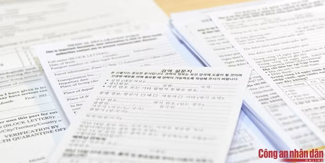 Tờ khai kiểm dịch y tế với đầy đủ ngôn ngữ các nước, thuận tiện cho hành khách khai báo.