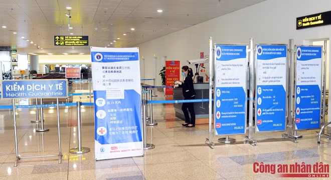 Ngoài phát tờ rơi, các pano, áp phích phòng chống dịch ở khắp mọi nơi tại sân bay với nhiều ngôn ngữ đa dạng nhằm tuyên truyền phòng, chống dịch COVID-19 tới tất cả người dân trong và ngoài nước.