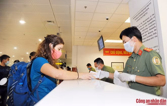Với lưu lượng hành khách vào ngày bình thường từ 18-20 nghìn người, áp lực của cán bộ đơn vị càng thêm nặng nề. Cho đến bây giờ, cán bộ Cảng hàng không quốc tế Nội Bài vẫn còn nhớ lần cách ly đoàn khách đầu tiên từ vùng dịch về Việt Nam. Trong 2 ngày 25 và 26-2, các công dân Việt Nam và hành khách nước ngoài đều phải đưa đi cách ly tập trung. Chỉ tính riêng ngày 26-2, có tới hơn 1.000 hành khách...