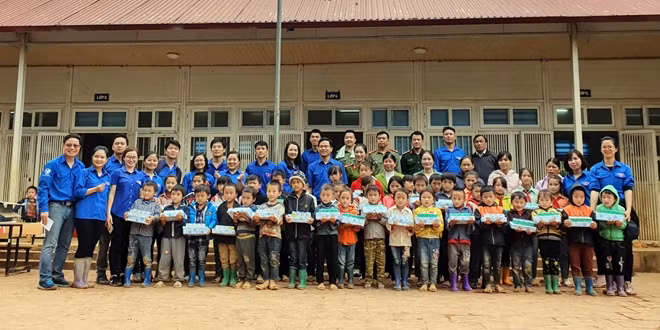 Tuổi trẻ tỉnh Cao Bằng trao quà tặng các em học sinh điểm trường Lũng Lìu.