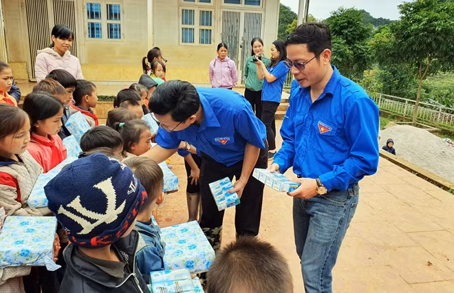 Sau khi tập kết vật liệu gọn gàng, Tuổi trẻ tỉnh nhà đã tổ chức trao quà cho các em học sinh điểm trường.