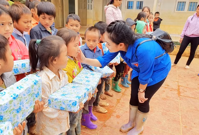 Chắc chắn sau khi dự án con đường hoàn thành sẽ kéo giảm dần khoảng cách đời sống của nhân dân, các em học sinh với thế giới bên ngoài.