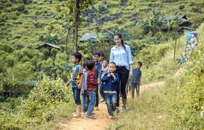 Thấu hiểu những khó khăn của bà con nơi đây, Hoa hậu Lương Thùy Linh đã kêu gọi cộng đồng cùng chung tay thực hiện dự án “ Đắp đường, xây ước mơ”.