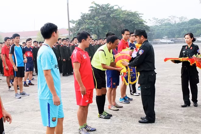 Thượng tá Phan Công Côn, Giám đốc Trung tâm Huấn luyện và Bồi dưỡng nghiệp vụ trao hoa, tặng cờ lưu niệm tới trọng tài và các đội tuyển tham gia giải đấu.