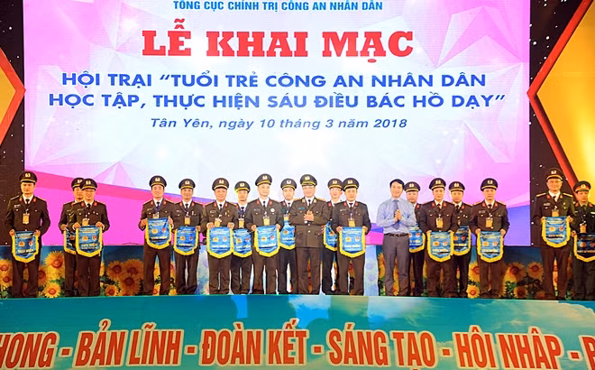 Thứ trưởng Nguyễn Văn Thành và đồng chí Nguyễn Ngọc Lương trao cờ lưu niệm tặng các đơn vị tham gia Hội trại.