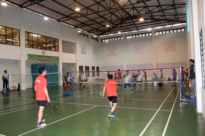 Hai đội tuyển giao lưu sôi nổi tại môn thi cầu lông.