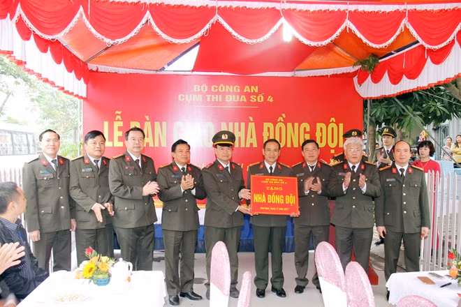Các đồng chí lãnh đạo Công an 8 tỉnh trong cụm Thi đua số 4 (Bộ Công an) trao tặng nhà đồng đội tới Thượng úy Chu Tuấn Đồng, cán bộ đội xe phòng Hậu cần kỹ thuật CA tỉnh Thái Bình.