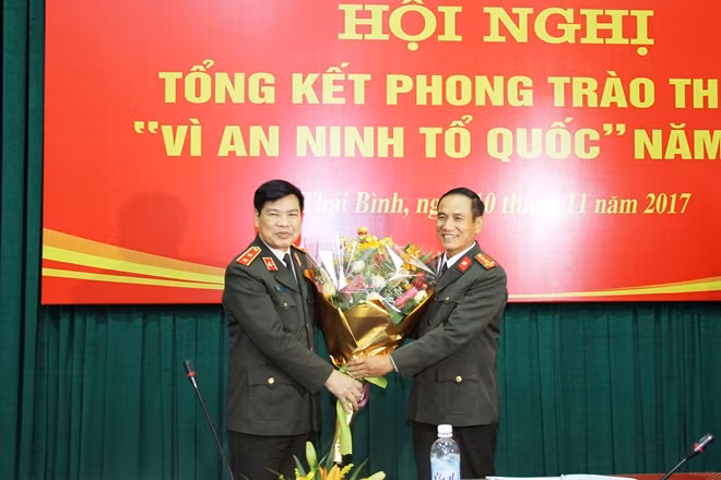 Trung tướng Nguyễn Xuân Mười, Phó Tổng cục Trưởng Tổng cục Chính trị CAND chúc mừng Công an tỉnh Thái Bình.