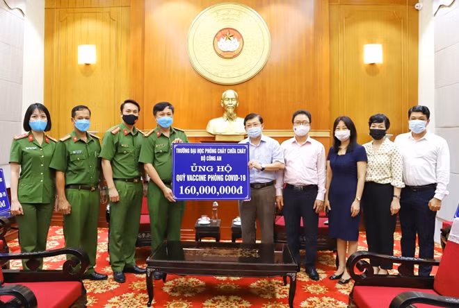 Đại tá Phạm Văn Năm trao số tiền 160 triệu đồng, quyên góp, ủng hộ cho Quỹ vaccine phòng COVID-19 toàn quốc