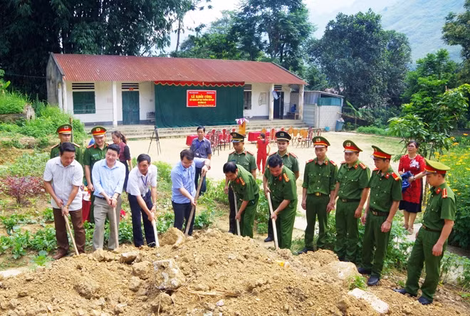 Lễ khởi công xây dựng lớp học tại Trường tiểu học xã Đông Hà, huyện Quản Bạ