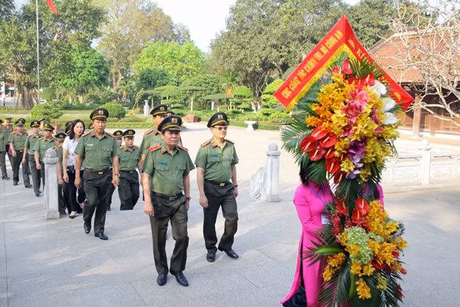 Đoàn đại biểu thành kính làm lễ dâng hoa, dâng hương, báo công trước Chủ tịch Hồ Chí Minh và đồng chí cố Bộ trưởng Bộ Công an Trần Quốc Hoàn.