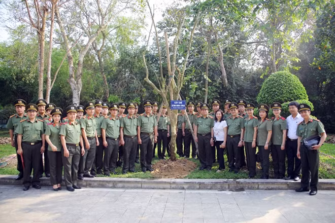 Đoàn đại biểu trồng cây lưu niệm và tham quan Khu di tích.