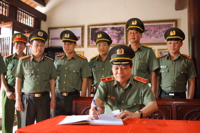 Thiếu tướng Đào Gia Bảo viết lưu bút vào sổ vàng lưu niệm tại nhà tưởng niệm Cố Bộ trưởng Trần Quốc Hoàn.