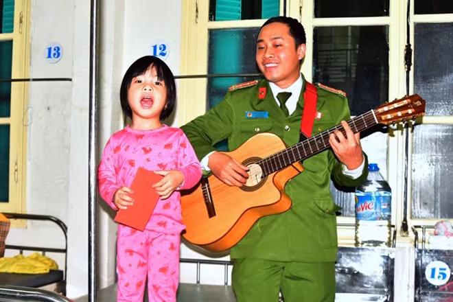 Bên cạnh đó, nhóm còn tổ chức giao lưu văn nghệ với bệnh nhân.