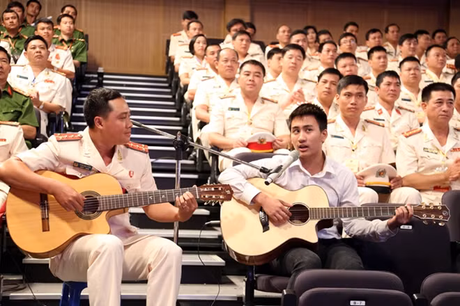 Đại úy Trần Anh Tuấn và cậu học trò guitar khiếm thị Trần Trung Hiếu (học sinh Trường PTCS Nguyễn Đình Chiểu, Hà Nội) biểu diễn ca khúc “Bài học đầu tiên” tặng khán giả.