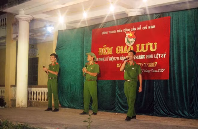 Và tổ chức đêm giao lưu văn nghệ nhân ngày lễ kỷ niệm.