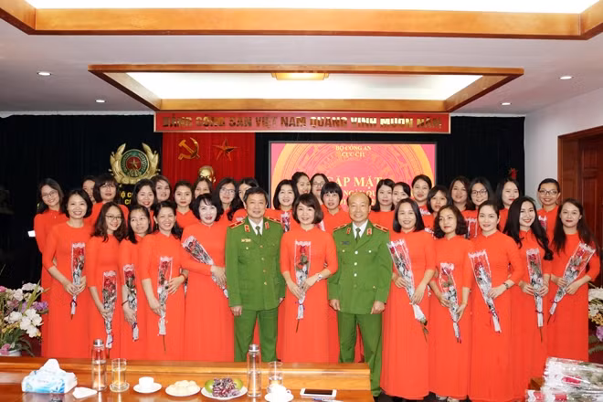 Lãnh đạo Cục Cảnh sát QLTGTG và THAHS tặng hoa chúc mừng ngày 8-3 tới các hội viên Hội Phụ nữ đơn vị.