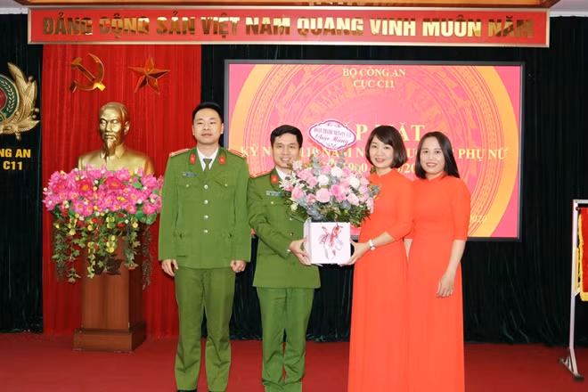 Đoàn Thanh niên đơn vị tặng hoa chúc mừng ngày 8-3 tới các hội viên Hội Phụ nữ.