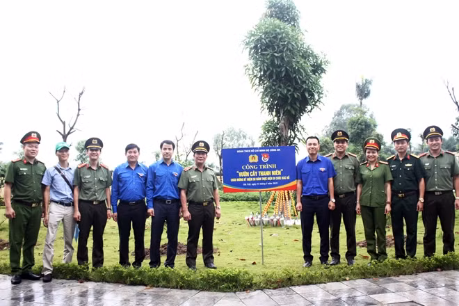 Các đại biểu tham dự thực hiện công trình "Vườn cây thanh niên".