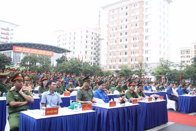 Các đại biểu tham dự buổi Lễ ra quân.