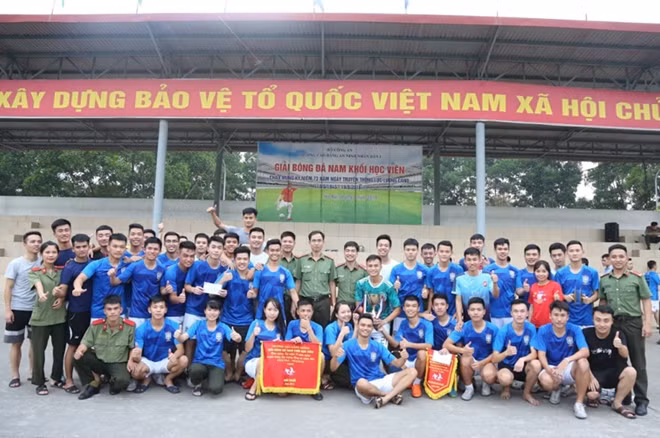 Ban Tổ chức và các cầu thủ tham gia tranh tài tại trận chung kết.