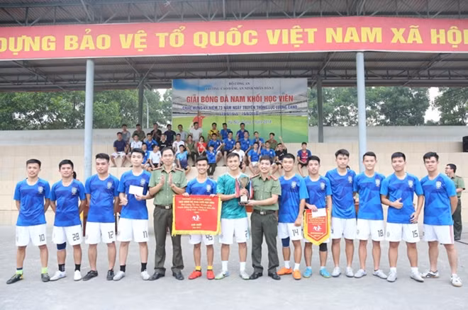 Ban Tổ chức trao giải Nhất cho đội bóng lớp B1H04S.