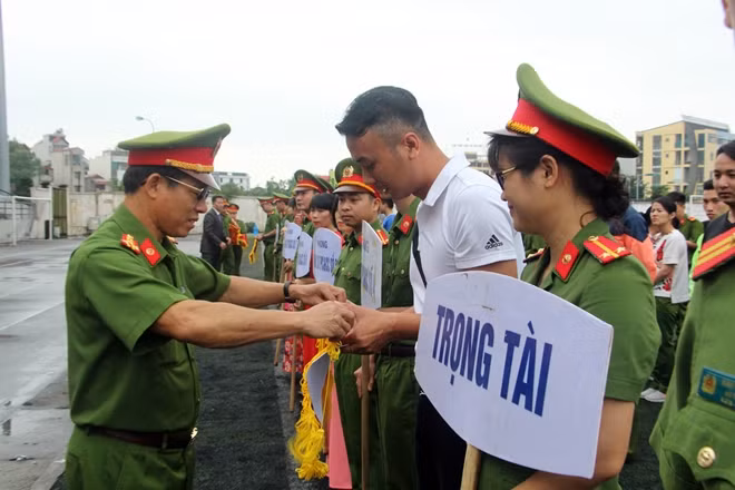 Lãnh đạo Cảnh sát PC&CC TP Hà Nội trao cờ lưu niệm tặng các đội thi.
