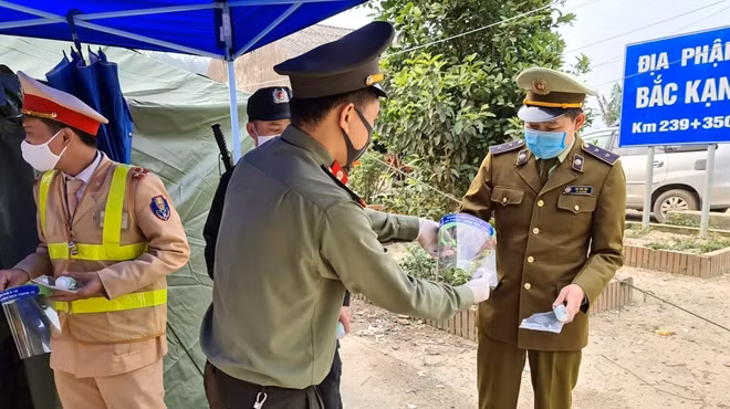 Tuổi trẻ Công an tỉnh Cao Bằng thăm hỏi, động viên và trao quà tặng CBCS làm nhiệm vụ tại các chốt phòng chống dịch COVID-19.