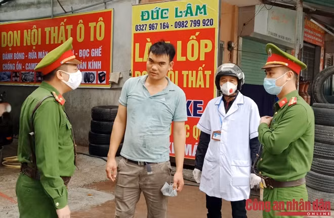 Các đơn vị trên địa bàn Công an quận Hà Đông đẩy mạnh công tác tuyên truyền, siết chặt công tác quản lý, xử phạt 129 trường hợp vi phạm quy định về phòng chống dịch COVID-19 trên địa bàn với tổng số tiền hơn 60 triệu đồng.