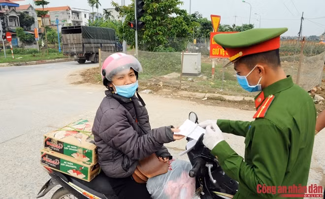 Ngoài kiểm soát chặt chẽ người ra vào, CBCS làm nhiệm vụ tại đây còn tuyên truyền để người dân hiểu và nắm được các biện pháp phòng chống dịch.