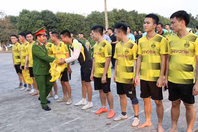 Thượng tá Phan Công Côn, Giám đốc Trung tâm Huấn luyện và Bồi dưỡng nghiệp vụ trao giải thưởng cho đội bóng đoạt giải Nhất.