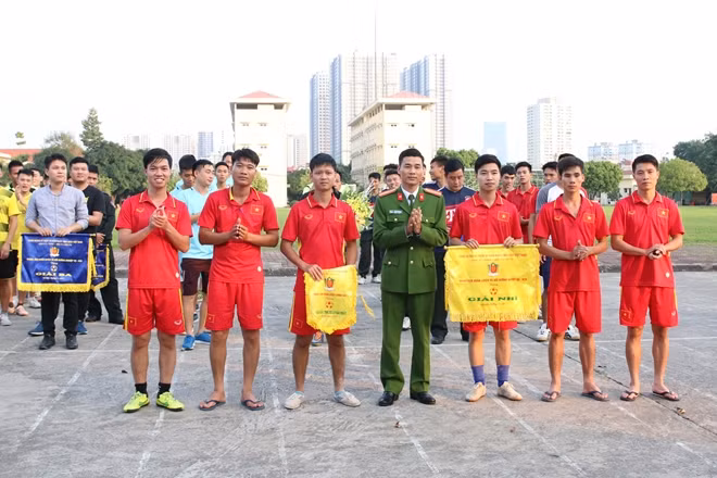 Ban Tổ chức trao giải Nhì, Ba và một số giải phong cách cho các đội tuyển đoạt giải.