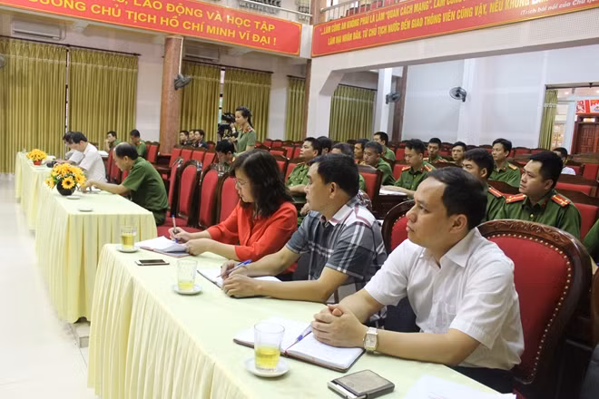 Các đại biểu tham dự buổi họp báo.