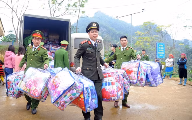 Chuyển những suất quà tới trao tận tay các em nhỏ.