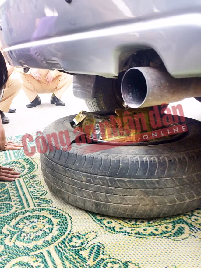 Chiếc lốp phụ dưới gầm xe ô tô được cơ quan chức năng phát hiện chứa các túi nilon bên trong là ma túy tổng hợp dạng đá.