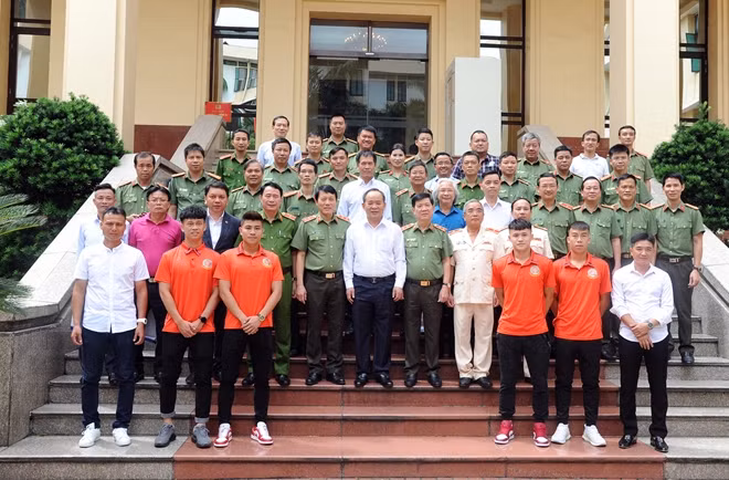 Các đại biểu tham dự buổi lễ.