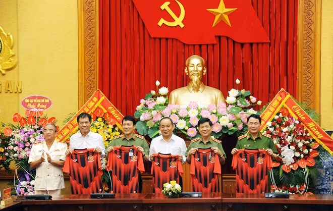Thiếu tướng Lê Vân thay mặt CLB Bóng đá CAND tặng áo thi đấu của CLB cho các đồng chí lãnh đạo Bộ Công an và lãnh đạo Bộ Văn hóa, Thể thao và Du lịch.