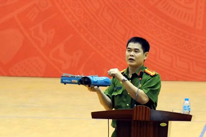 Đại tá Nguyễn Trường Sơn, Trưởng Phòng Cảnh sát PC&CC Số 2 hướng dẫn cán bộ, giáo viên nhà trường quy trình xử lý một vụ cháy và hỗ trợ lực lượng chữa cháy tiếp cận đám cháy có hiệu quả...