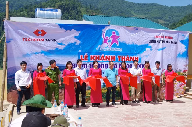 Lễ cắt băng khánh thành điểm Trường Tà Muồng-Phiêng Kiền.