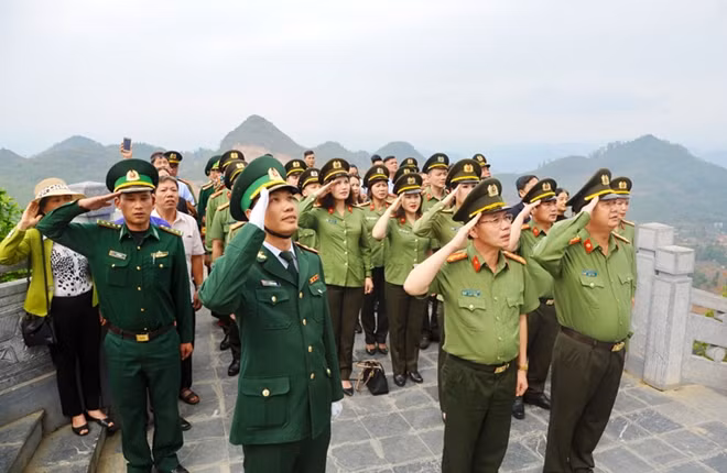Đoàn công tác thực hiện nghi lễ Chào cờ và tham quan Cột cờ Lũng Cú