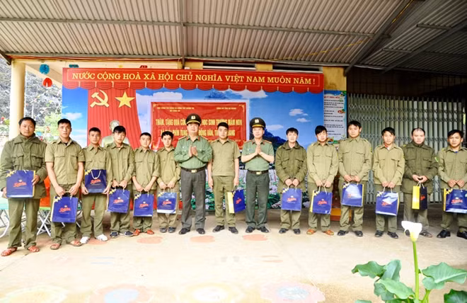 Đại tá Nguyễn Văn Toàn và Đại tá Hoàng Văn Mạnh tặng quà các đồng chí Công an viên xã Thài Phìn Tủng.