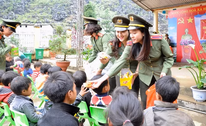 Đoàn công tác trao quà tặng các em nhỏ điểm trường Thái Phìn Tủng.