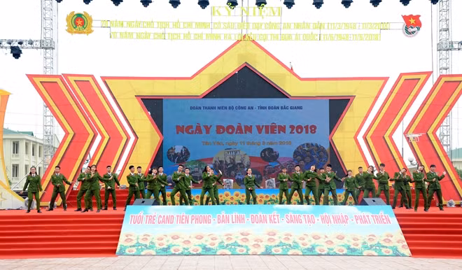 Hoạt động dân vũ làm cho bầu không khí tại quảng trường thêm sôi động.