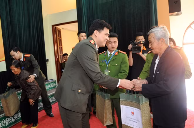 Thiếu tá Đồng Đức Vũ, Bí thư Đoàn Thanh niên Bộ Công an thăm hỏi, động viên và tặng quà nhân dân có hoàn cảnh khó khăn trên địa bàn.