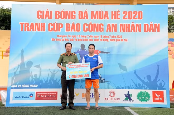 Đại tá Đào Công Duy, Phó Cục trưởng Cục Ngoại tuyến trao giải Thủ môn xuất sắc với số tiền 2 triệu đồng cho thủ môn Lương Văn Tuấn, Đội bóng Ngân hàng SHB.