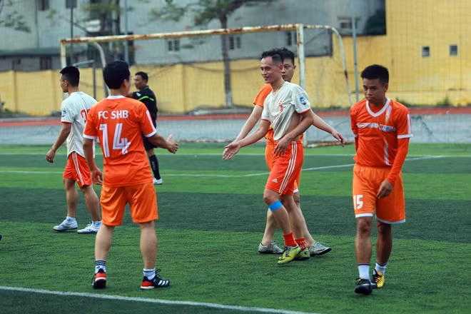 Nhưng sau khi tiếng còi kết thúc trận đấu, các cầu thủ vui vẻ bắt tay, chúc mừng đội giành chiến thắng.