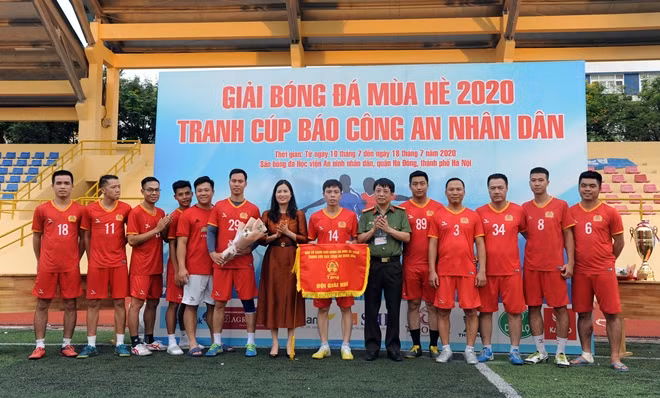 Đại tá Phạm Khải, Tổng Biên tập Báo CAND và bà Lê Như Hoa, Phó Tổng Giám đốc Ngân hàng VietinBank trao giải Nhì gồm Cờ và số tiền 15 triệu đồng cho Đội bóng Báo CAND.