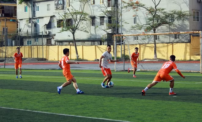 Trận đấu giữa hai Đội bóng Ngân hàng SHB với Đội bóng Cục Ngoại tuyến diễn ra rất quyết liệt.